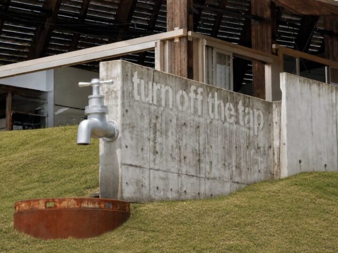 雨の日に“完成”する、巨大な蛇口のアート　VISONに新たなアートスポット「turn off the tap」が誕生のメイン画像