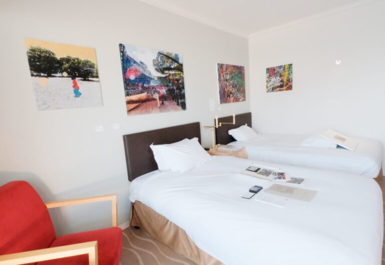 海と山にかこまれた国際都市・神戸を舞台にしたアートフェア「KOBE ART MARCHÉ 2025」―出展者と展示セクションを紹介のメイン画像