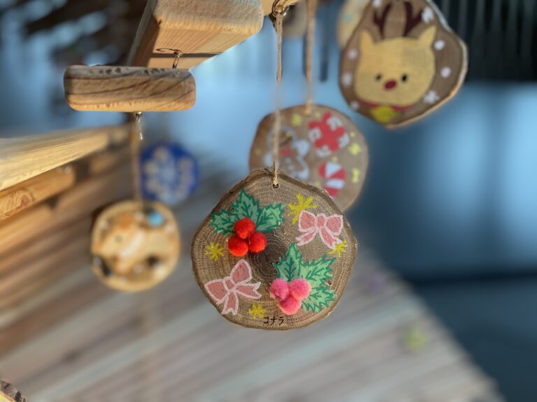 沖縄浦添市【ゆがふBizタワー浦添港川】で間伐材を使用したクリスマスツリー「森の樹のツリー」が登場！のメイン画像