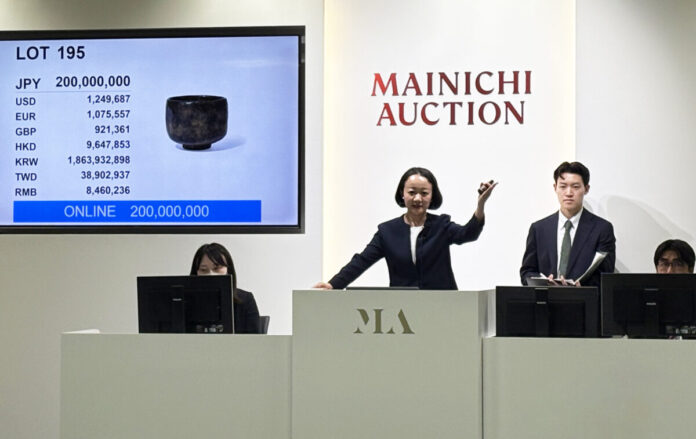 103365_27_main 【落札結果】名碗再び公の場へ ― 初代 楽 長次郎の黒茶碗が2億3000万円で落札のメイン画像