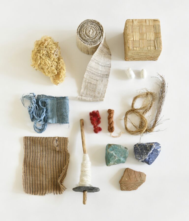 土から始まる布の循環を知る 髙須賀活良作品展『草木の恵みと布のものがたり』のメイン画像