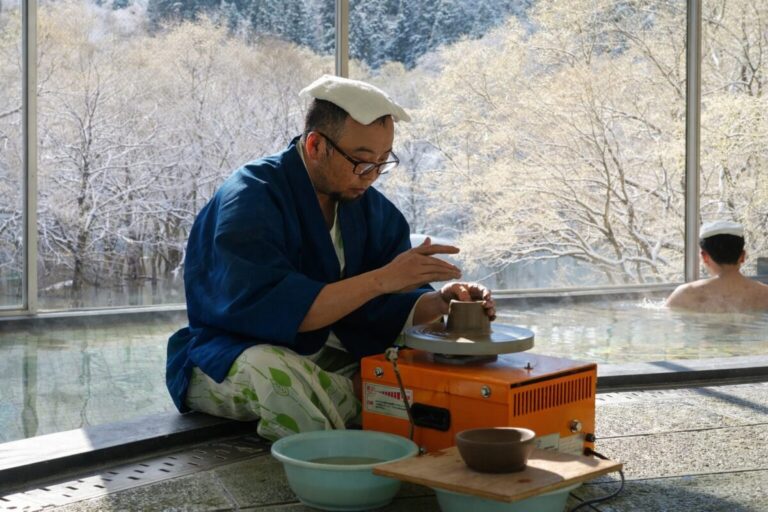 【山形・置賜】貸切浴室の中で陶芸体験！？絶景『白川湖 白の水没林』を望みながら作る唯一無二の陶芸体験！のメイン画像