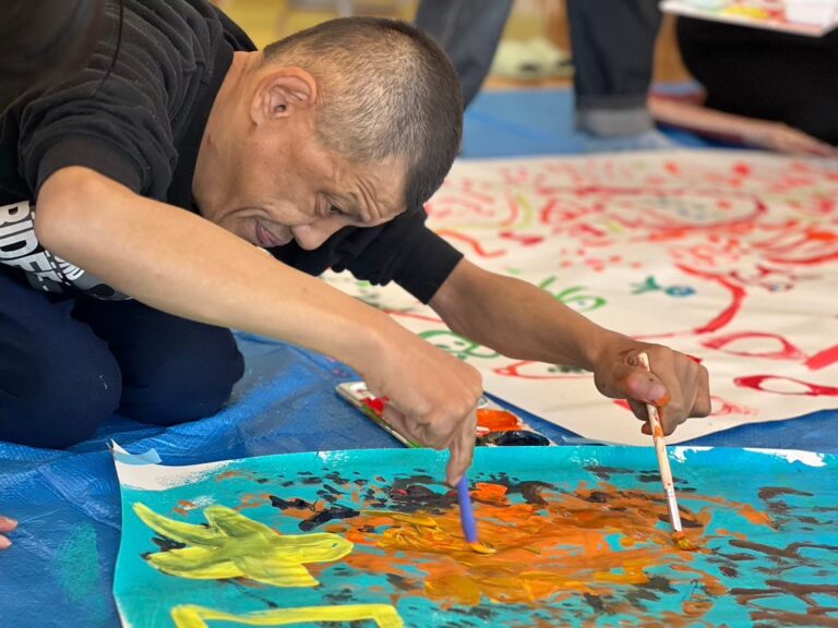 笑顔が広がるまちづくり──障がい者アートが彩る茨城県筑西市と征峯会の共創プロジェクトのメイン画像