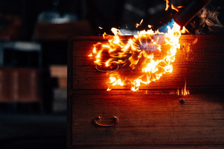 燃やすことで再生を目指す家具ブランド「metabolic」を新発売のメイン画像