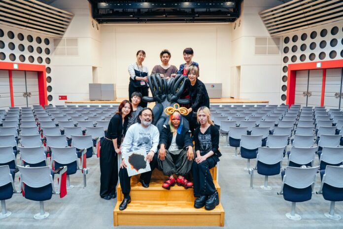 グラミー賞歌手、エリカ・バドゥ氏がモード学園を指名！来日公演の衣装・ヘアメイクを担当のメイン画像