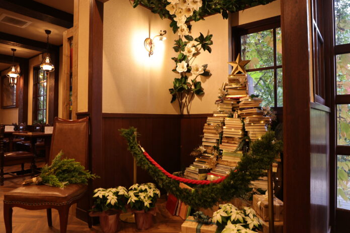 本で作ったクリスマスツリーがお出迎え　クリスマスの絵本に囲まれる洋館でホリデーシーズンを《森と花の絵本ミュージアムGarden Lei》【広島／世羅】のメイン画像