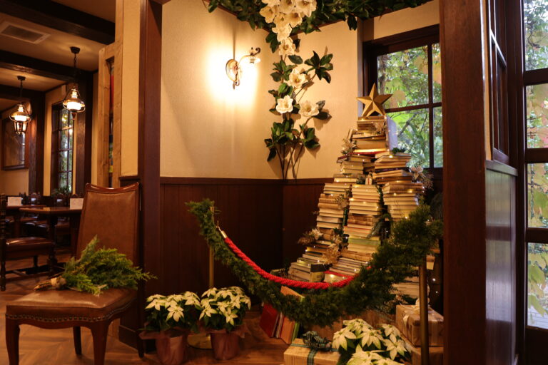 本で作ったクリスマスツリーがお出迎え　クリスマスの絵本に囲まれる洋館でホリデーシーズンを《森と花の絵本ミュージアムGarden Lei》【広島／世羅】のメイン画像
