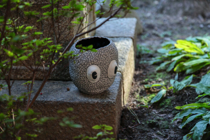 京都・西陣の大本山妙蓮寺で現代美術の展覧会を開催!着物を大胆に使った空間芸術や髙木智広、Aleona Rei など国内外で活躍するアーティストの多様な表現が寺院空間に響き合い、新たな創造を生み出しますのメイン画像