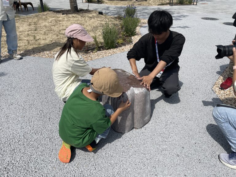 大阪・関西万博で一番アナログなコンテンツが話題ハートの石を磨くだけ、世界とつながる体験型アートプロジェクのメイン画像