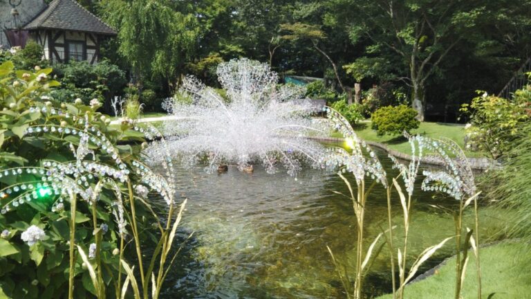 【箱根ガラスの森美術館】秋の庭園を彩る合計10万粒の輝き！「クリスタルガラスのススキ」と「水上花火」が豪華競演。VTuber儒烏風亭らでん氏による特別企画展の無料音声ガイドも提供中！のメイン画像