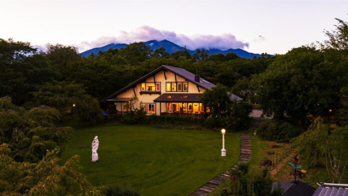 【日本最大級の独占お花見】2000坪の敷地に咲く桜を“1組”だけで貸切。Airbnb★5.0の究極ヴィラ「ReTune Hokuto」で、ととのう「花見×サウナ」予約解禁。のメイン画像