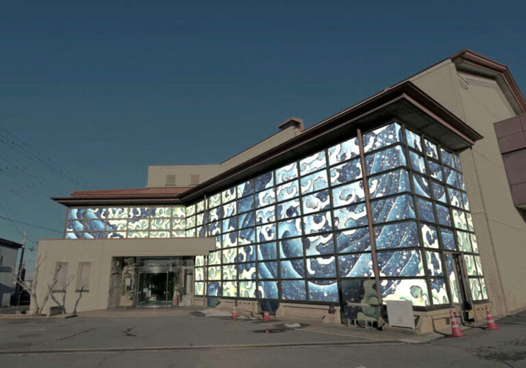 【北斎館50周年記念】北斎ホールを巨大な北斎浪図でラッピング！「北斎の町おぶせ」、小布施町を挙げて記念事業を盛り上げます。のメイン画像
