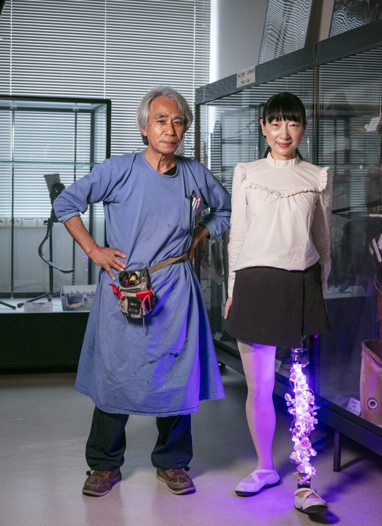 義足は“隠す”から“魅せる”へ。日本を代表する義肢装具士・臼井二美男さんと義足のイラストレーター須川まきこさんが語る、人生のサステナビリティとテクノロジーの未来。のメイン画像
