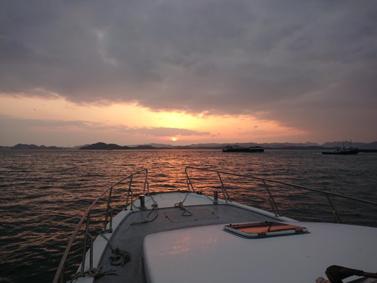 【KEIRIN HOTEL 10】海から島の絶景・アート・瀬戸大橋を夕日とともに眺める「2025年夏特別 サンセットクルーズ」のアクティビティ予約を本日より開始！のメイン画像
