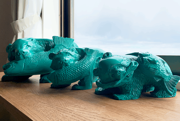 【礼文観光ホテル 咲涼】咲涼で長年眠る北海道の工芸品”木彫り熊”が、現代アート作品として生まれ変わるのメイン画像