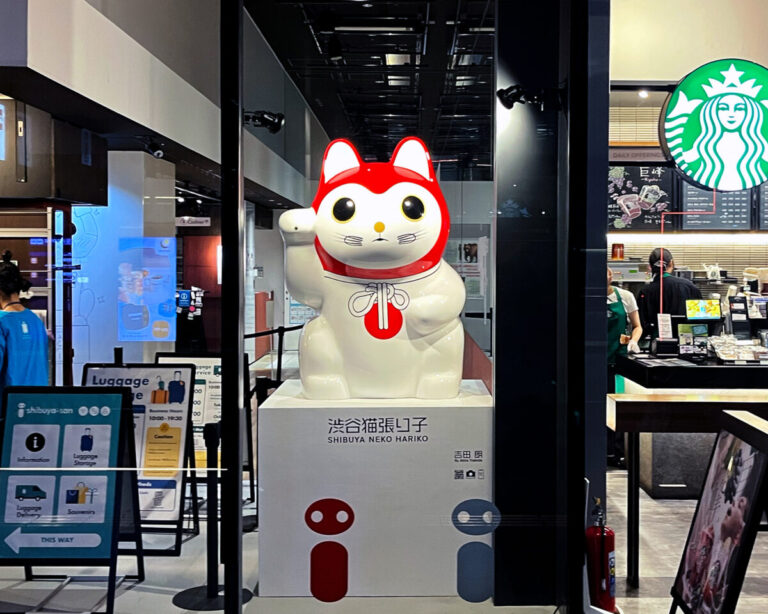 幸運を呼ぶ高さ約130cmの招き猫「渋谷猫張り子」が渋谷フクラスに常設展示　作者・吉田朗の個展「Empty Bears」も9月7日より渋谷ヒカリエで開催のメイン画像