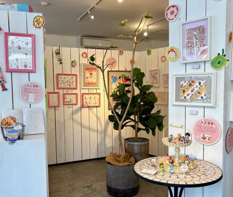 【湘南・平塚】キュートでカラフル！春のはじまりにわくわくする展覧会がスタート！カフェでは限定のパフェも登場！！のメイン画像