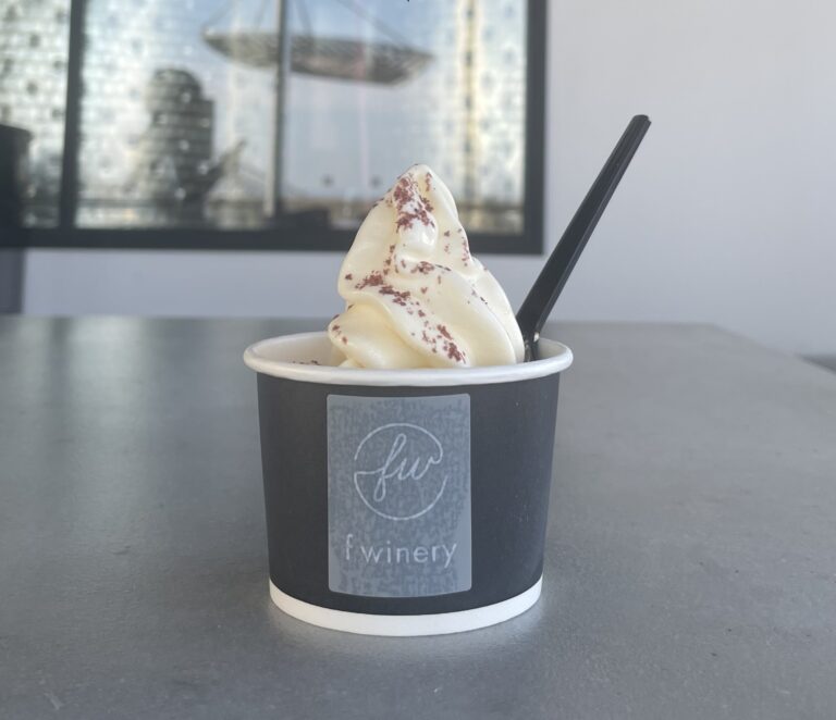 甘じょっぱい「ワイン塩ソフトクリーム」がフェリシモの都市型ワイナリー「f winery」に登場のメイン画像