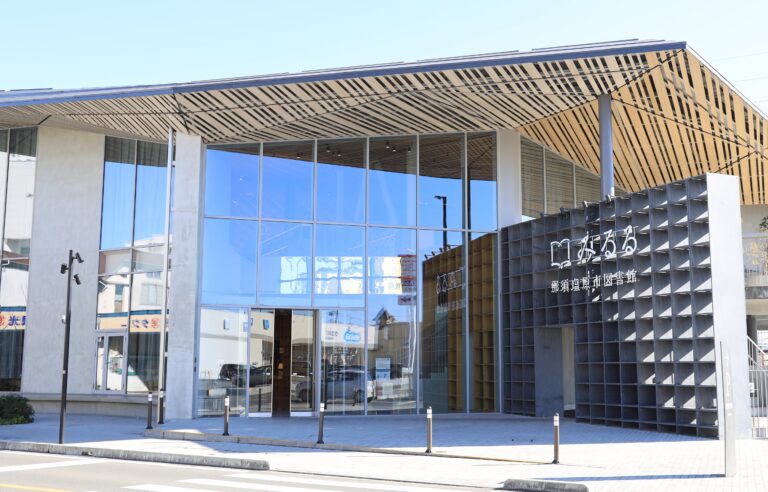 【栃木県那須塩原市】図書館の中に生きたモミの木を展示。みんなで完成させる「巨大」なクリスマスツリーのメイン画像