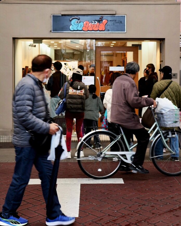 【ガラス越しに人だかり！】クラファン最終日！残り20％！テスト展示が見せた驚異の熱狂のメイン画像