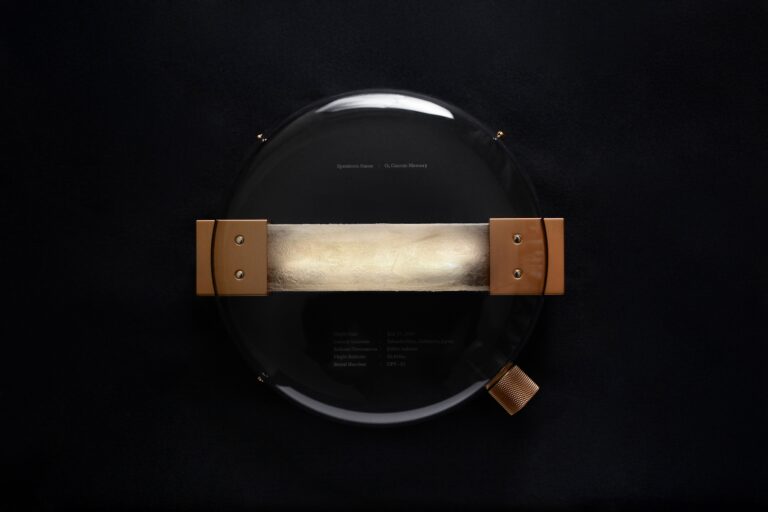 物質調律家・山崎タクマ氏、成層圏に触れた素材を用いた新作照明彫刻を初公開のメイン画像