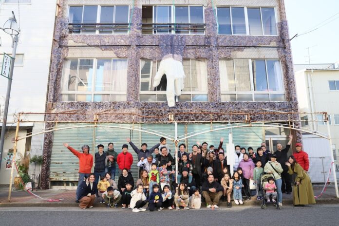 【東かがわ市 88アートプロジェクト第２弾】1月16日15時より、廃墟ビルを再利用した巨大壁画のお披露目会実施！3か月間の製作を経て三本松商店街に新たなシンボルが誕生のメイン画像