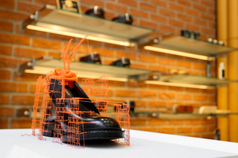 丸の内仲通りの人気ブランド店舗で新たな感性に出会えるアートイベント「有楽町ウィンドウギャラリー2025」 作品展示を本日より開始のメイン画像