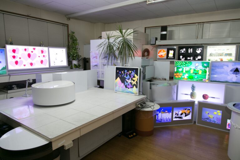 グラフィックデザイナーから「光の魔術師」への転身。偏光板アートで世界を変える！(有)プリントアートが「東京インターナショナル ギフト・ショー」に出展。進化を続ける足立区の81歳、エネルギーの源を探る！のメイン画像