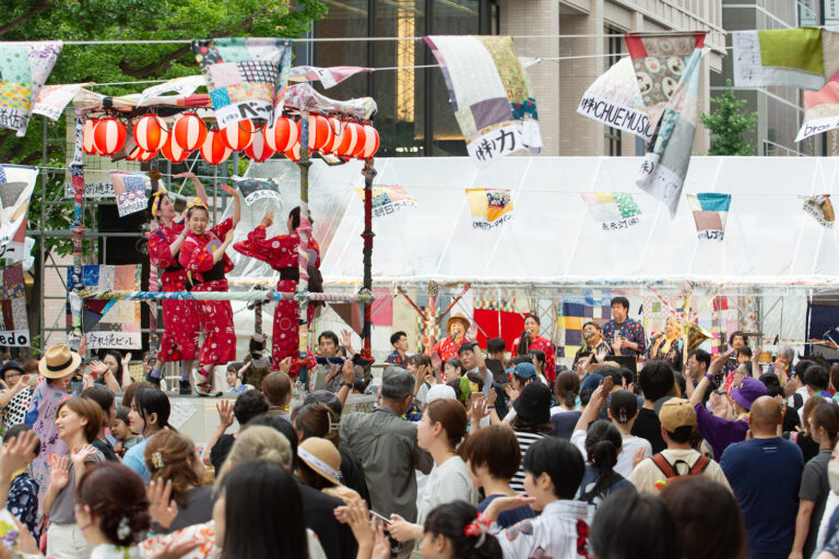 【さっぽろ八月祭2025】生演奏で盆踊りを踊る2日間！札幌市北３条広場"アカプラ"で7/25(金)〜26(土)開催！のメイン画像