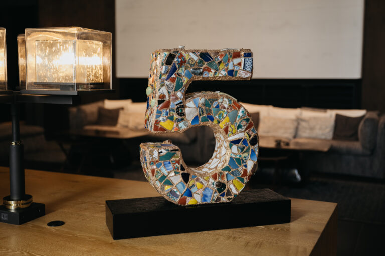 KAKERA、ハイアット セントリック 金沢・ハイアット ハウス 金沢とコラボレーション能登震災で破損した陶磁器片を再生し、5周年記念オブジェ“KAKERA 5”を制作のメイン画像