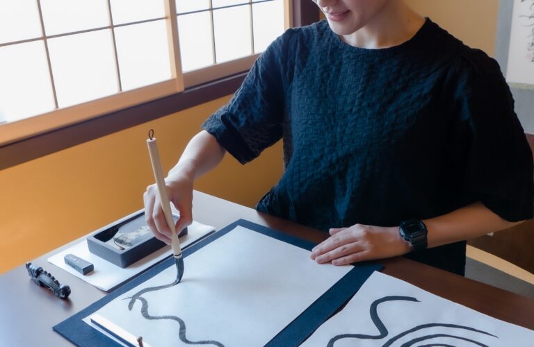 筆と墨が奏でるモノトーンの世界を楽しむ：「芸術としての書道体験」 の提供を開始のメイン画像