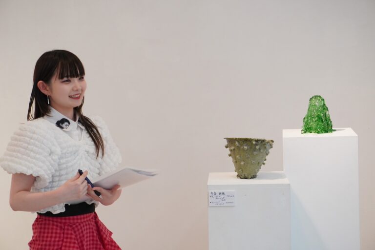 ワインボトルに願いを込めて。ガラスの蝶たちが舞う「ワインボトルリサイクルプロジェクト」ついに作品が完成！のメイン画像