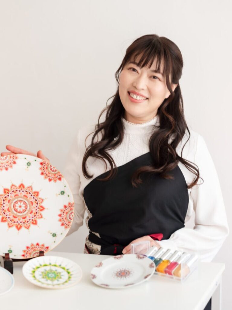 東京芸術劇場に咲く曼荼羅アート、畠中あきこ氏が描く季節感と琳派の表現のメイン画像