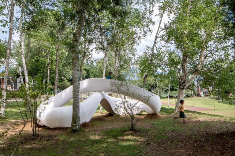 山梨県北杜市の文化拠点＜清春芸術村＞に、3Dプリンタ製の滑り台 「ホワイト・ループ」完成のお知らせのメイン画像