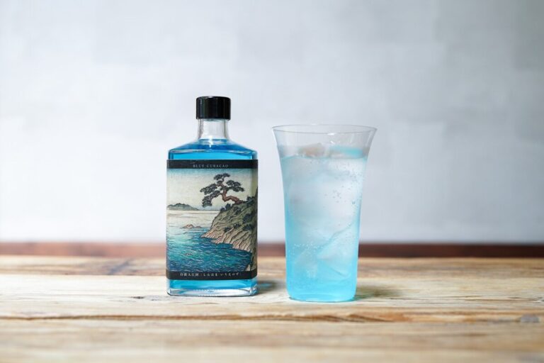 【300本限定】甘くない、大人のための “青いハイボール” という新提案。いつもの家飲みをより上質なおうち時間へ。伊豆産「青橙」の爽快なキレを味わう和のブルーキュラソーが2026年7月1日より発売！のメイン画像
