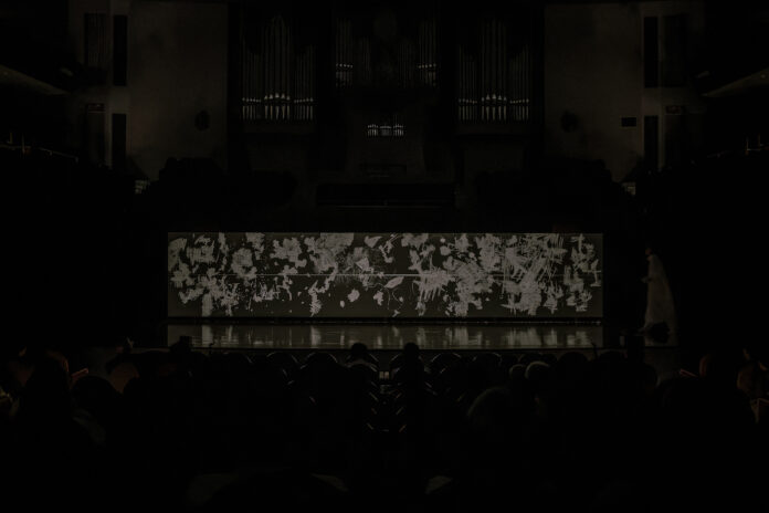 クラシック音楽の殿堂 ザ・シンフォニーホールで一人の美術家が挑んだ新たな芸術。誰もが一つの生命体であるという「生きる鼓動」を絵筆で奏でた「Recital 