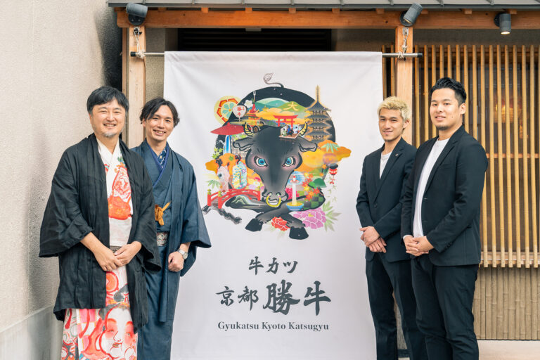 【大阪・関西万博出店】京都発絵描きユニット「だるま商店」と9年ぶりのタッグ実現！「牛カツ京都勝牛 大阪・関西万博店」キービジュアル制作〜店内に最大6メートル超えの壁面アートを設置〜のメイン画像