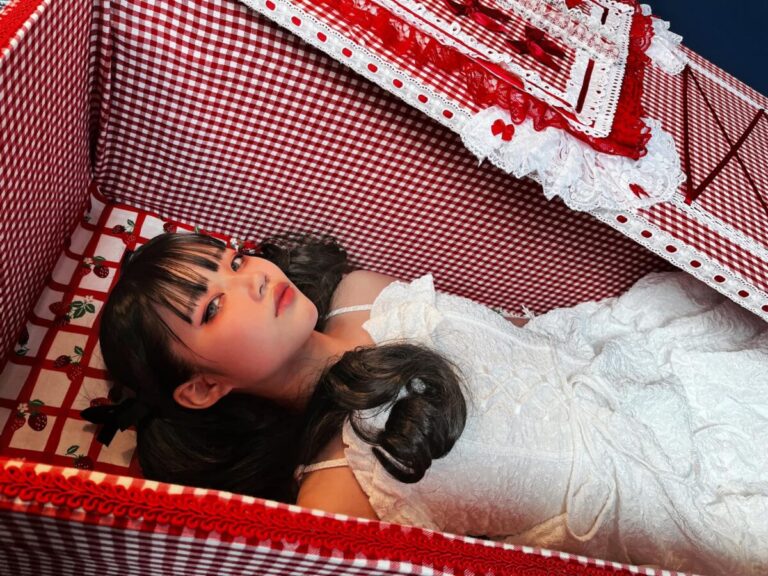 かわいい棺桶のＧＲＡＶＥＴＯＫＹＯが東京・高田馬場の「瞑想空間かんおけｉｎ」とコラボレーション！満足感の高い入棺体験を提供します。のメイン画像