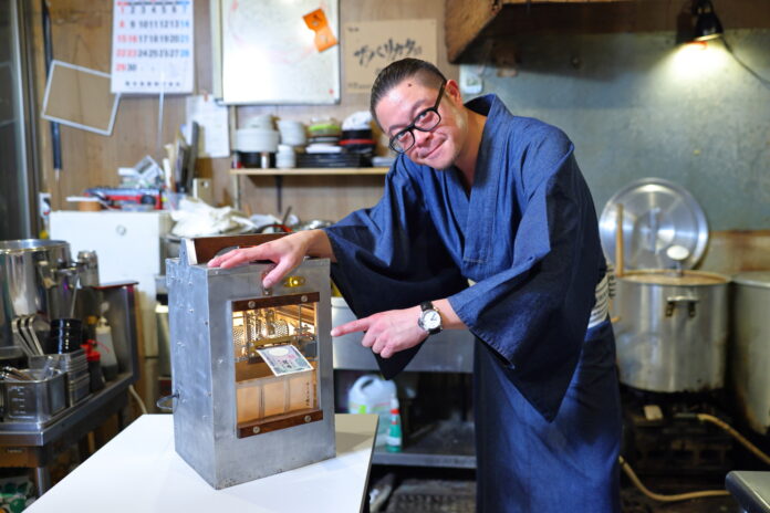 高円寺「ラーメン健太」世界すべての紙幣に対応したオリジナル食券機を本日より導入。日本ラーメン業界の最高到達点を迎えるのメイン画像