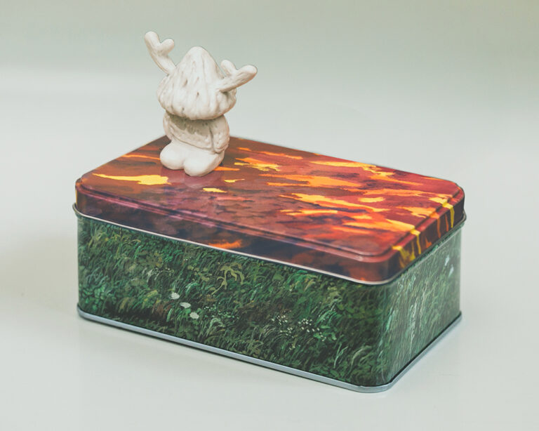 【 現代美術作家 平子 雄一 × 白十字 】岡山県出身のアーティストと創業68年の老舗菓子店とのコラボクッキー缶を発売。のメイン画像