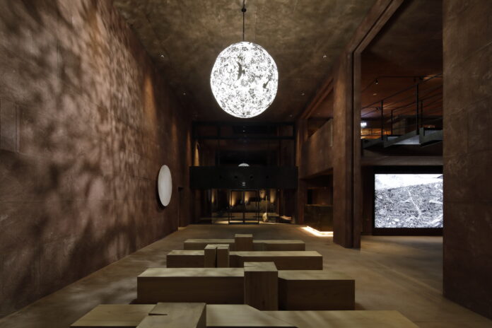 ”泊まれる美術館”を歩く。夕暮れのアートツアー×フェア観覧の贅沢体験のメイン画像