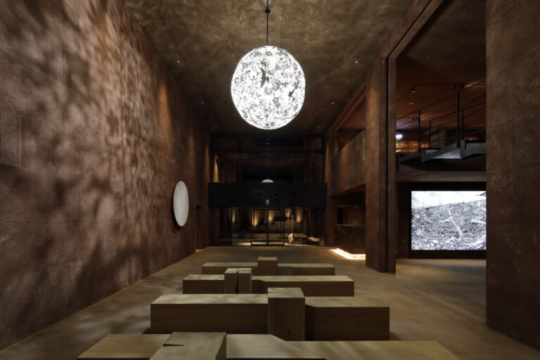 ”泊まれる美術館”を歩く。夕暮れのアートツアー×フェア観覧の贅沢体験のメイン画像