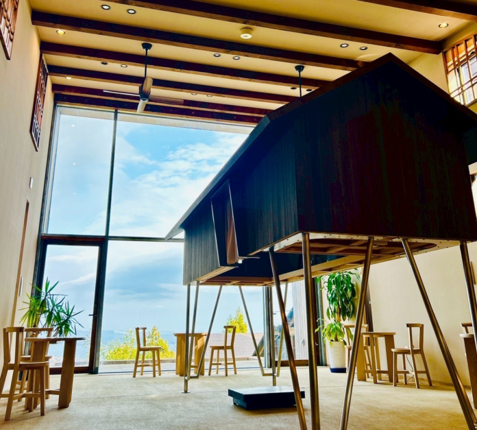 海を望む“小さな書架”が、旅の記憶をそっと刻むのメイン画像