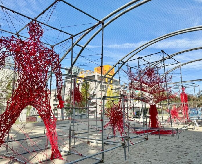 宮下公園 サンドコート内にてHajime Kinoko氏によるインスタレーション作品が出現！のメイン画像