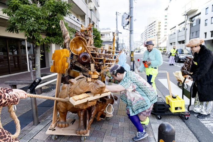 美術家・彫刻家の金氏徹平が京都市立芸術大学・新キャンパスを舞台に代表作「tower」を再構築。教育の現場で表現が交錯する、未完の展覧会「tower (UNIVERSITY)」、12/13開幕！のメイン画像