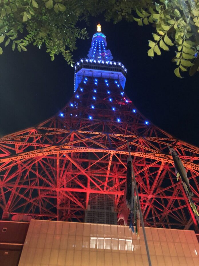 158424_13_main 【世界自閉症啓発デー】ライトアップされた東京タワーに、300人が参加のメイン画像