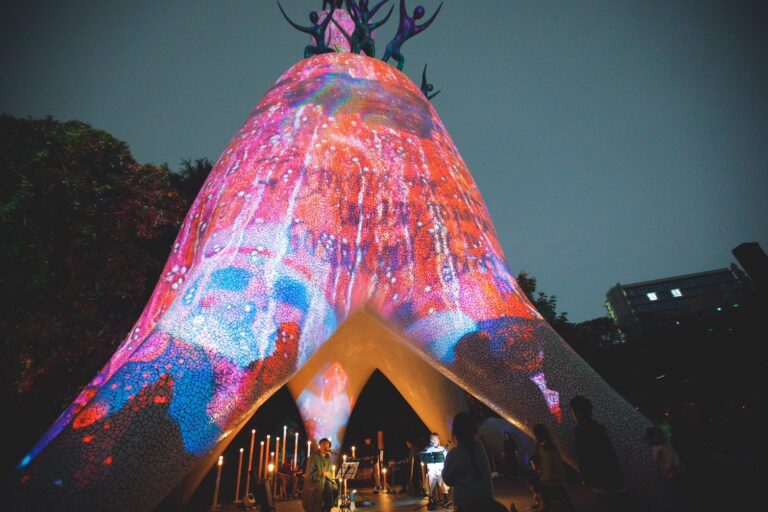 光と音が織りなす幻想の一夜高さ30m 岡本太郎《母の塔》が輝く「Colors TARO Night」開催！のメイン画像