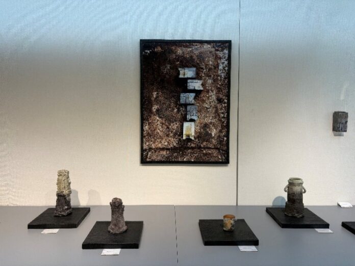 陶芸家・谷本洋氏の展示会へ使用済み容器包装プラスチック循環材活用什器を供給しましたのメイン画像