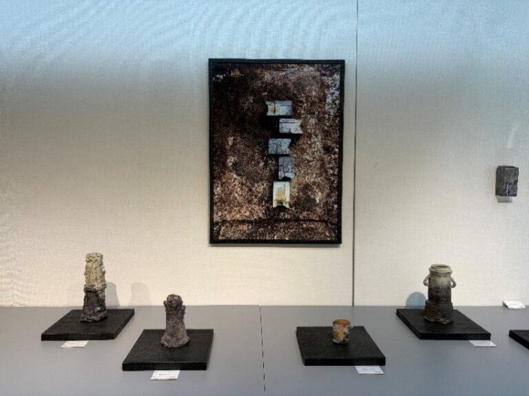 陶芸家・谷本洋氏の展示会へ使用済み容器包装プラスチック循環材活用什器を供給しましたのメイン画像