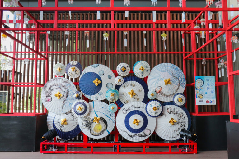 《日吉屋の和傘が京の夏に彩を添える》京都水族館、風鈴×京和傘の和空間で京の夏を涼やかに 「くらげと傘と風鈴と」5月31日（土）スタートのメイン画像